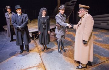 Helsingin Kaupunginteatteri – Suomen hauskin mies – Kuvassa Mikko Reitala, Risto Kaskilahti, Vappu Nalbantoglu, Rauno Ahonen, Heikki Sankari – Kuva Tapio Vanhatalo