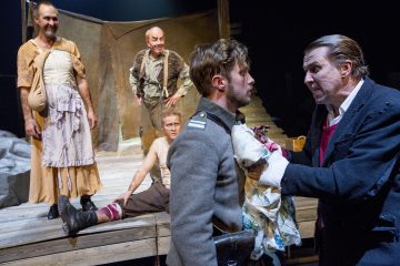 Helsingin Kaupunginteatteri – Suomen hauskin mies – Kuvassa Pekka Huotari, Jari Pehkonen, Petrus Kähkönen, Heikki Ranta, Martti Suosalo – Kuva Tapio Vanhatalo