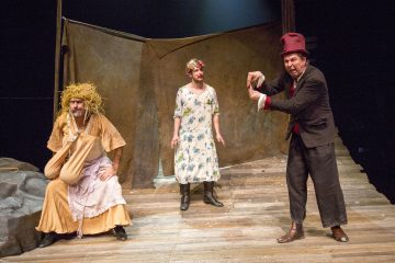 Helsingin Kaupunginteatteri – Suomen hauskin mies – Kuvassa Pekka Huotari, Heikki Ranta, Martti Suosalo – Kuva Tapio Vanhatalo