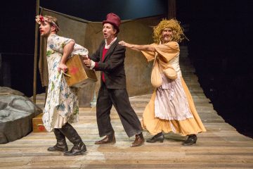 Helsingin Kaupunginteatteri – Suomen hauskin mies – Kuvassa Heikki Ranta, Martti Suosalo, Pekka Huotari – Kuva Tapio Vanhatalo