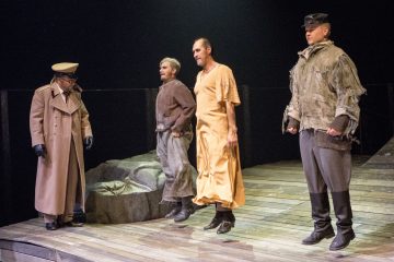 Helsingin Kaupunginteatteri – Suomen hauskin mies – Kuvassa Heikki Sankari, Jesse Mast, Pekka Huotari, Jarkko Soinikoski – Kuva Tapio Vanhatalo