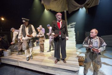 Helsingin Kaupunginteatteri – Suomen hauskin mies – Kuvassa keskellä Risto Kaskilahti, Martti Suosalo ja Jari Pehkonen – Kuva Tapio Vanhatalo