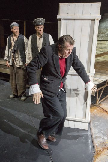 Helsingin Kaupunginteatteri – Suomen hauskin mies – Kuvassa Petrus Kähkönen, Risto Kaskilahti, Martti Suosalo – Kuva Tapio Vanhatalo