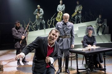 Helsingin Kaupunginteatteri – Suomen hauskin mies – Kuvassa etualalla Heikki Sankari, Martti Suosalo, Rauno Ahonen, Vappu Nalbantoglu – Kuva Tapio Vanhatalo