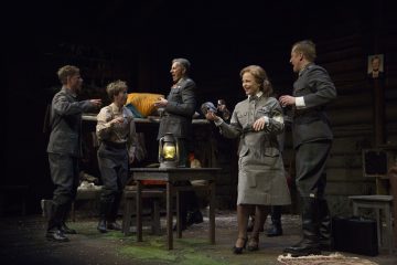 Lilla Teatern – Vinterkriget - here we go again – På bilden Peter Kanerva, Linda Zilliacus, Joachim Wigelius, Sanna Majuri och Kris Gummerus – Foto © Henrik Schütt