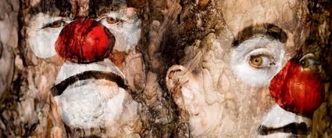 Kaksi surullisiksi klovneiksi maalattua kasvoa, joilla on punainen nenä ja valkoinen kasvomeikki, ja jotka on osittain peitetty marmoroidulla tekstuurilla, joka antaa monikerroksisen, abstraktin vaikutelman.