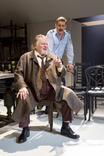 Helsingin Kaupunginteatteri – Hinta – Kuvassa  Esko Salminen ja Santeri Kinnunen – Kuva © Tapio Vanhatalo