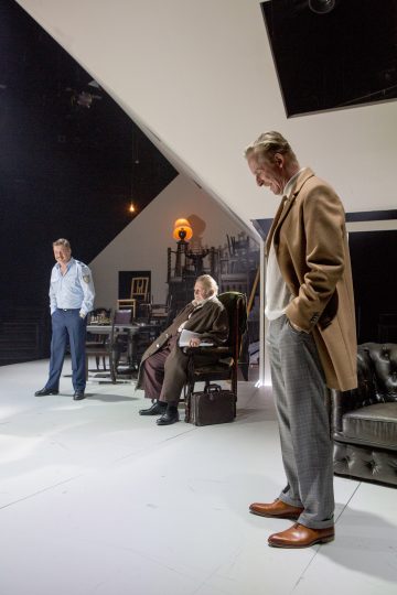 Helsingin Kaupunginteatteri – Hinta – Kuvassa  Santeri Kinnunen, Esko Salminen ja Eero Aho – Kuva © Tapio Vanhatalo