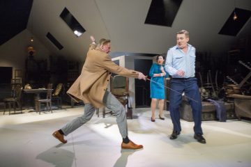 Helsingin Kaupunginteatteri – Hinta – Kuvassa   Eero Aho, Aino Seppo ja Santeri Kinnunen – Kuva © Tapio Vanhatalo