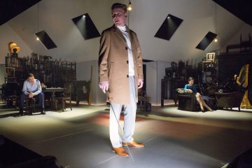 Helsingin Kaupunginteatteri – Hinta – Kuvassa   Eero Aho, takana Santeri Kinnunen ja Aino Seppo – Kuva © Tapio Vanhatalo