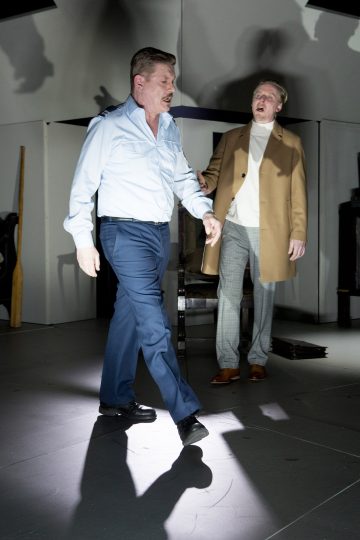 Helsingin Kaupunginteatteri – Hinta – Kuvassa Santeri Kinnunen ja Eero Aho – Kuva © Tapio Vanhatalo
