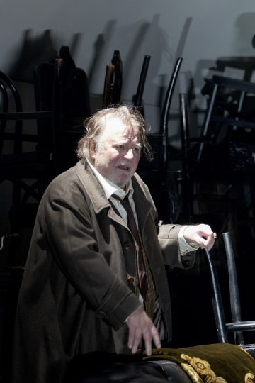 Helsingin Kaupunginteatteri – Hinta – Kuvassa Esko Salminen – Kuva © Tapio Vanhatalo