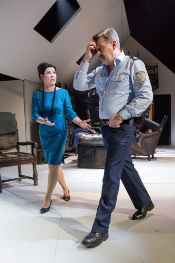 Helsingin Kaupunginteatteri – Hinta – Kuvassa  Aino Seppo ja Santeri Kinnunen – Kuva © Tapio Vanhatalo