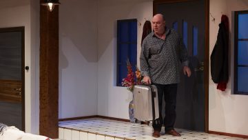 Helsingin Kaupunginteatteri – Älä pukeudu päivälliselle – Kuvassa Pertti Sveholm – Kuva © Tom Röllich