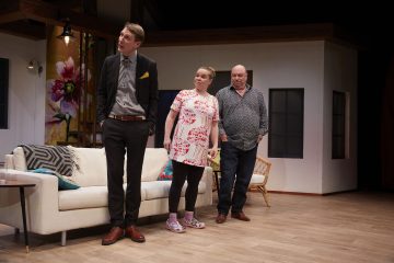 Helsingin Kaupunginteatteri – Älä pukeudu päivälliselle – Kuvassa Pekka Strang, Katja Küttner ja Pertti Sveholm – Kuva © Tom Röllich