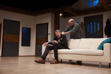 Helsingin Kaupunginteatteri – Älä pukeudu päivälliselle – Kuvassa Pekka Strang ja Pertti Sveholm – Kuva © Tom Röllich