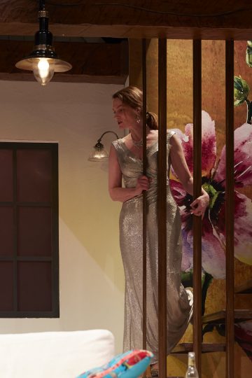 Helsingin Kaupunginteatteri – Älä pukeudu päivälliselle – Kuvassa Jonna Järnefelt – Kuva © Tom Röllich