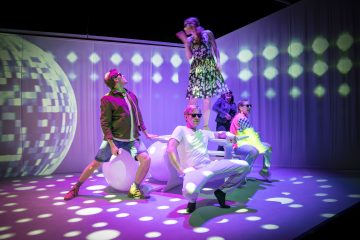 Helsingin Kaupunginteatteri – Ei kiitos – Kuvassa: Pyry Äikää, Antti Timonen, Vappu Nalbantoglu, Leenamari Unho ja Aksinja Lommi – Kuva © Aki Loponen, Pictuner Oy