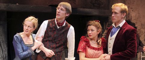 Lavalla seisoo neljä aikakauden pukuihin pukeutunutta näyttelijää, kaksi naista ja kaksi miestä. He näyttävät huolestuneilta tai säikähtäneiltä, katsovat samaan suuntaan, ja yksi pari pitää kiinni toisistaan tumman, maalaismaisen taustan edessä.