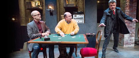 Ryhmä miehiä pelaa pokeria.