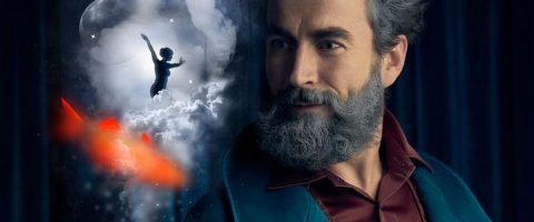 Mies, jolla on harmaa parta ja viikset, katselee mietteliäästi, kun hänen vieressään on maaginen kohtaus, jossa lapsi lentää pilvien ja tähtien keskellä, oranssin hehkuvan valon valaisemana, ja taustalla on suuri kuu.