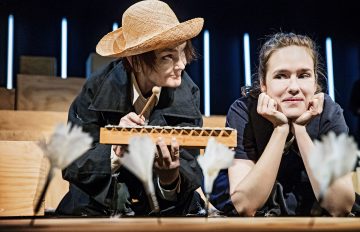 Lilla Teatern – Sommarboken – På bilden Sue Lemström och Jessica Grabowsky – Foto © Cata Portin