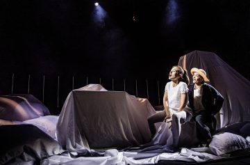 Lilla Teatern – Sommarboken – På bilden Jessica Grabowsky och Sue Lemström – Foto © Cata Portin