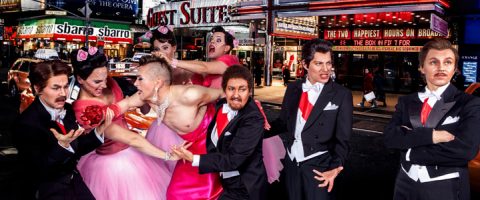 Joukko smokkeihin ja pukuihin pukeutuneita ihmisiä esiintyy dramaattisesti yöllisellä vilkkaalla kaupunkikadulla, taustalla kirkkaita neonkylttejä ja liiketiloja. Yksi vaaleanpunaiseen mekkoon pukeutunut henkilö joutuu toisten vetämänä syrjään.