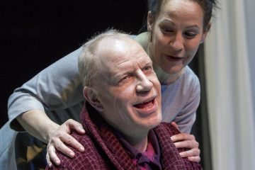 Helsingin Kaupunginteatteri – ISÄ – Kuvassa: Jari Pehkonen, Vuokko Hovatta – Kuva © Tapio Vanhatalo