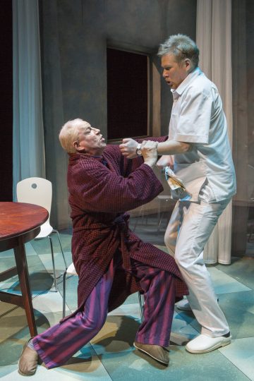 Helsingin Kaupunginteatteri – ISÄ – Kuvassa: Jari Pehkonen, Sesa Lehto – Kuva © Tapio Vanhatalo