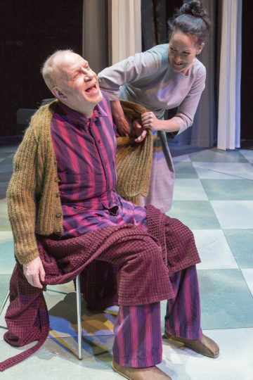 Helsingin Kaupunginteatteri – ISÄ – Kuvassa: Jari Pehkonen, Vuokko Hovatta – Kuva © Tapio Vanhatalo