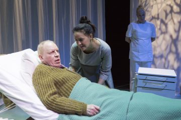 Helsingin Kaupunginteatteri – ISÄ – Kuvassa: Jari Pehkonen, Vuokko Hovatta, Helena Haaranen – Kuva © Tapio Vanhatalo