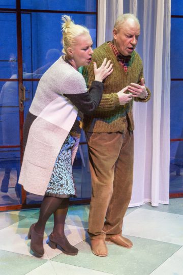 Helsingin Kaupunginteatteri – ISÄ – Kuvassa: Helena Haarane,  Jari Pehkonen – Kuva © Tapio Vanhatalo