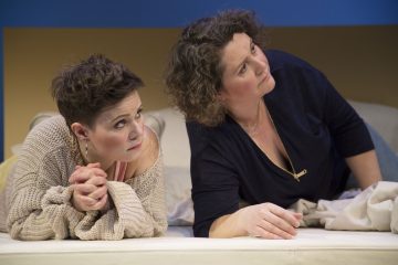 Lilla Teatern – Egenmäktigt förfarande - På bilden Emilia Nyman och Anja Bargum- foto © Henrik Schütt