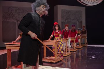 Helsingin Kaupunginteatteri – Mörköooppera – Kuvassa Heikki Sankari, Sanna Majuri, Sari Haapamäki, Marjut Toivanen, Sofia Hilli, Tiina Peltonen – Kuva © Tom Röllich