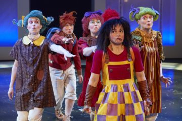 Helsingin Kaupunginteatteri – Mörköooppera – Kuvassa edessä Sanna Majuri, takana Sofia Hilli, Sari Haapamäki, Marjut Toivanen, Leena Rapola – Kuva © Tom Röllich