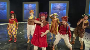 Helsingin Kaupunginteatteri – Mörköooppera – Kuvassa Sanna Majuri, Tiina Peltonen,Marjut Toivanen, Leena Rapola, Sari Haapamäki, Sofia Hilli – Kuva © Tom Röllich