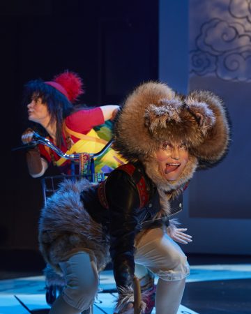 Helsingin Kaupunginteatteri – Mörköooppera – Kuvassa Sanna Majuri, Tiina Peltonen – Kuva © Tom Röllich