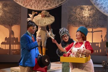 Helsingin Kaupunginteatteri – Mörköooppera – Kuvassa Heikki Sankari, Sofia Hilli, Leena Rapola, Sari Haapamäki – Kuva © Tom Röllich