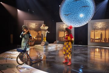 Helsingin Kaupunginteatteri – Mörköooppera – Kuvassa Leena Rapola, Sofia Hilli, Sanna Majuri – Kuva © Tom Röllich