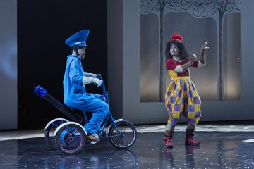 Helsingin Kaupunginteatteri – Mörköooppera – Kuvassa Tiina Peltonen, Sanna Majuri – Kuva © Tom Röllich