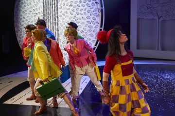 Helsingin Kaupunginteatteri – Mörköooppera – Kuvassa Sanna Majuri, takana Sari Haapamäki, Sofia Hilli, Marjut Toivanen, Heikki Sankari, Tiina Peltonen,  Leena Rapola – Kuva © Tom Röllich