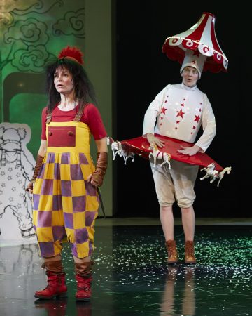 Helsingin Kaupunginteatteri – Mörköooppera – Kuvassa Sanna Majuri, Tiina Peltonen – Kuva © Tom Röllich