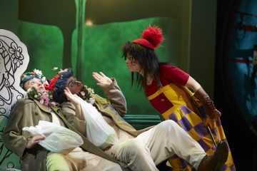 Helsingin Kaupunginteatteri – Mörköooppera – Kuvassa Sari Haapamäki, Heikki Sankari, Sanna Majuri – Kuva © Tom Röllich