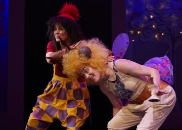 Helsingin Kaupunginteatteri – Mörköooppera – Kuvassa Sanna Majuri, Tiina Peltonen – Kuva © Tom Röllich