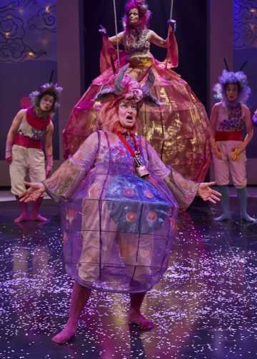 Helsingin Kaupunginteatteri – Mörköooppera – Kuvassa Marjut Toivanen,  Sari Haapamäki, Leena Rapola, Sofia Hilli – Kuva © Tom Röllich