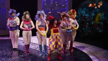 Helsingin Kaupunginteatteri – Mörköooppera – Kuvassa Heikki Sankari, Sari Haapamäki, Sofia Hilli, Sanna Majuri, Marjut Toivanen, Tiina Peltonen – Kuva © Tom Röllich