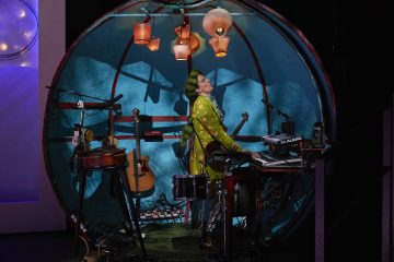 Helsingin Kaupunginteatteri – Mörköooppera – Kuvassa Lauri Schreck – Kuva © Tom Röllich