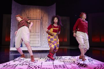 Helsingin Kaupunginteatteri – Mörköooppera – Kuvassa Tiina Peltonen, Sanna Majuri, Sari Haapamäki – Kuva © Tom Röllich