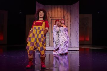 Helsingin Kaupunginteatteri – Mörköooppera – Kuvassa Sanna Majuri, Sari Haapamäki, Tiina Peltonen – Kuva © Tom Röllich